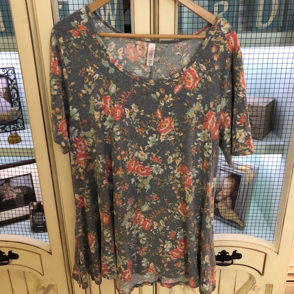 2XL LuLaRoe Floral Perfect T